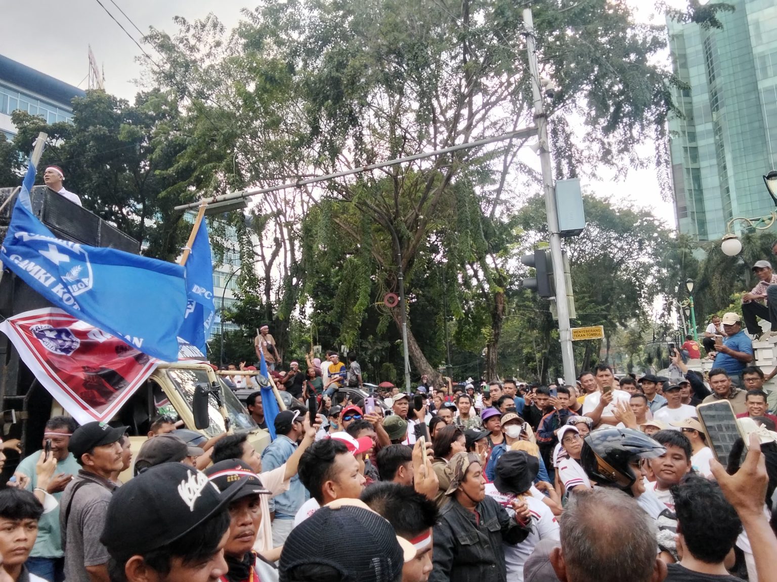 Ribuan Warga Medan Gelar Aksi Unjuk Rasa Di Kantor Wali Kota, Desak Pencabutan Surat Edaran Penataan Limbah Daging Babi Dan Anjing