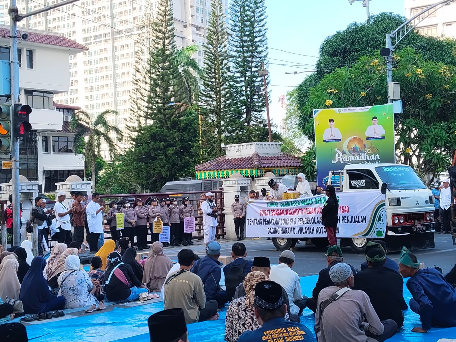 Ratusan Massa Aliansi Umat Islam Di Kota Medan Menggelar Aksi Damai Dan Buka Puasa Bersama Di Depan Kantor Pemko Medan, Dukung SE Wali Kota Medan Tentang Penataan Lokasi Dan Pengelolaan Limbah Penjualan Daging Babi Dan Anjing Di Kota Medan