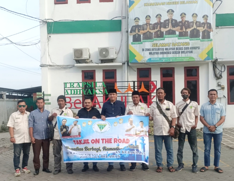 WUJUD KEPEDULIAN DI BULAN SUCI RAMADHAN 1447 H/2026 M, FORWAKA BELAWAN BERBAGI TAKJIL UNTUK PENGENDARA DI JALAN