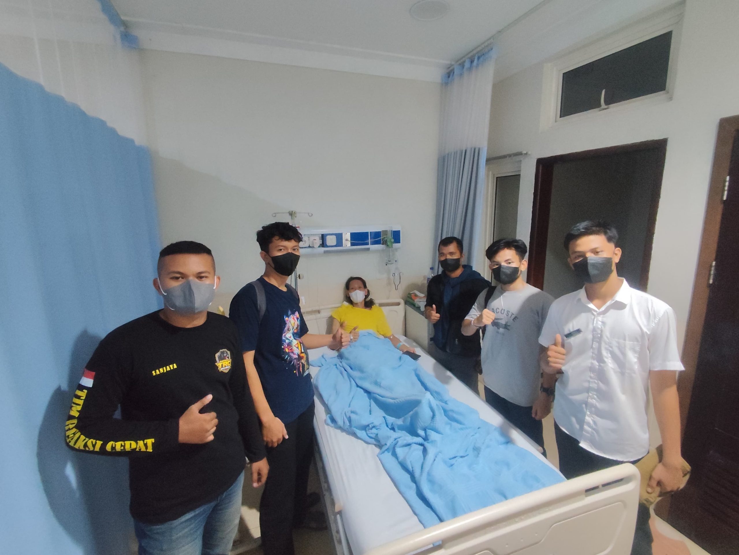 Tim Reaksi Cepat Kota Medan Jenguk Anggota TRC Abangda Wan Raffi Yang Sedang Sakit Di Rumah Sakit Elisabeth Medan