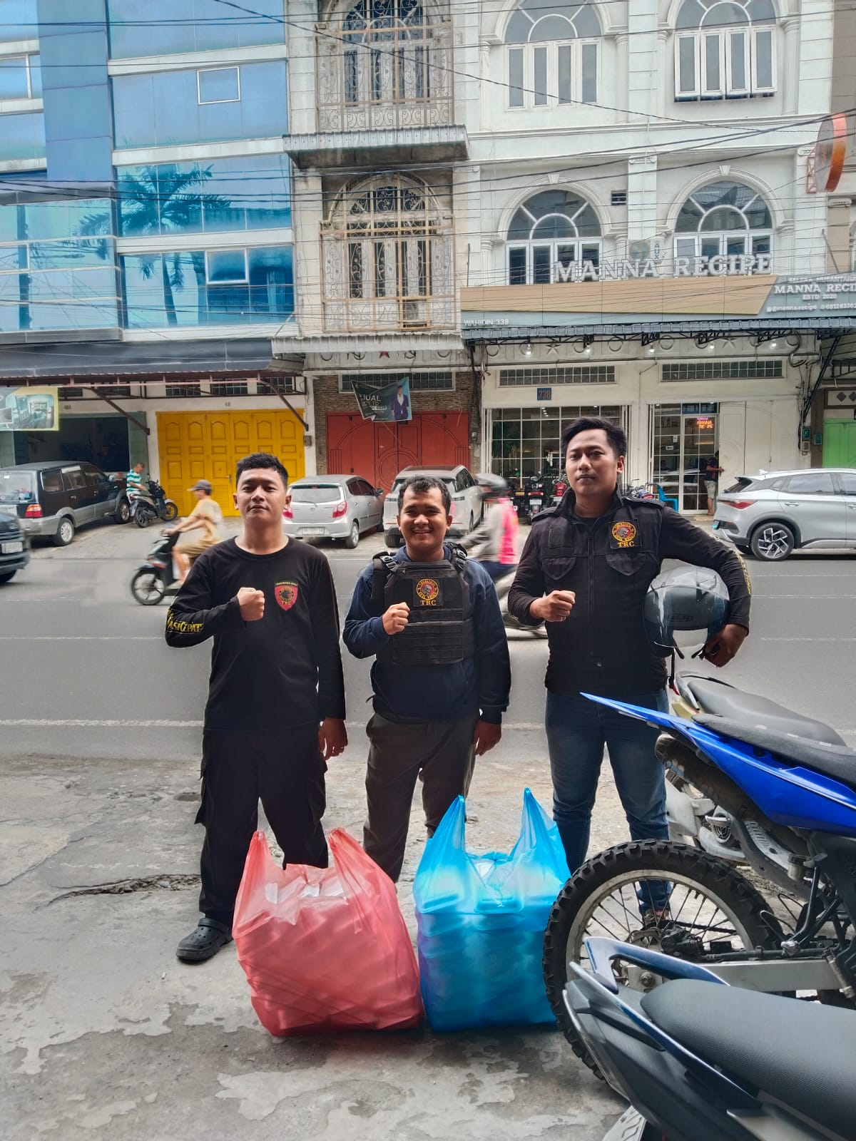 Dalam Rangka Jumat Barokah, Tim Reaksi Cepat Kota Medan Membagikkan 70 Nasi Bungkus Kepada Masyarakat Kota Medan