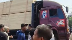 MAUT DI TITI TERJUN! TRUK ODOL NGAMUK, MUNDUR HANTAM PENGENDARA – 2 TEWAS