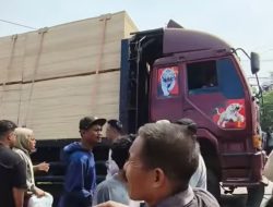 MAUT DI TITI TERJUN! TRUK ODOL NGAMUK, MUNDUR HANTAM PENGENDARA – 2 TEWAS