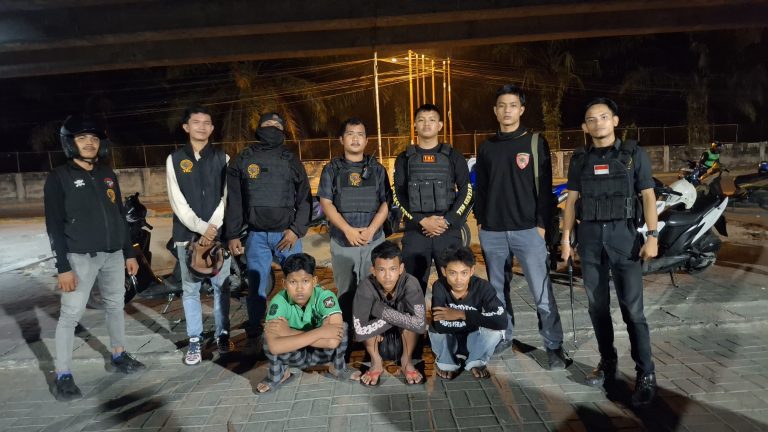 Tim Reaksi Cepat Kota Medan Berhasil Mengamankan 3 Pelaku Tawuran Di Jalan Marindal Tepatnya Di Perkuburan Cina Medan, buser86.com Tim Reaksi Cepat Kota Medan Berhasil Mengamankan 3 Pelaku Tawuran Di Jalan Marindal Tepatnya Di Perkuburan Cina, Senin (4/5/2026). Demikian Dikatakan Katim TRC Kota Medan Reza Wahyudi Kepada Wartawan Adanya Laporan Masyarakat Terjadi Tawuran Di Daerah Marindal, Dan Tim Bergegas Menuju Ke Lokasi Dan Benar Telah Terjadi Tawuran Dan Beberapa Pemuda Langsung Diamankan Beserta Barang Bukti Sajam nya. Selanjutnya Para Pelaku Diberi Bimbingan Dan Arahan Agar Tidak Melakukan Tawuran Lagi Dan Di Bawak Ke Polrestabes Medan Untuk Penyelidikan Lebih Lanjut, Ujarnya Sekjend TRC Kota Medan Willyam Pasaribu Mengatakan Tidak Ada Ruang Bagi Pelaku Tawuran, Kami Dari Tim Patroli Reaksi Cepat Kota Medan Akan Terus Memberikan Rasa Aman Dan Nyaman Bagi Masyarakat Kota Medan. Bagi Yang Mengetahui Kegiatan Tawuran Bisa Menghubungi Sosial Media Kita Fb, Tiktok Dan Instagram @timreaksicepatkotamedan Atau Bisa Menghubungi Humas TRC Kota Medan @wartawanmedanganteng, Katanya. Willyam Pasaribu