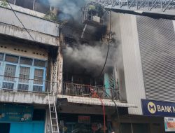Toko Sparepart dan aksesoris kendaraan di jalan SEMARANG Medan Kota terbakar