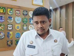 Antrian panjang di tempat pengisian bahan bakar di Medan.