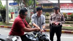 Bangkitkan semangat KEMERDEKAAN Polres Langkat bagikan 500 Bendera merah putih.
